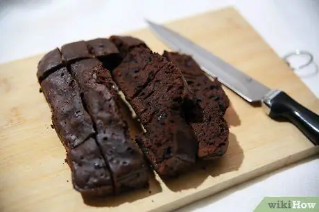 Приготовить кусочки пирожного в шоколаде Шаг 8