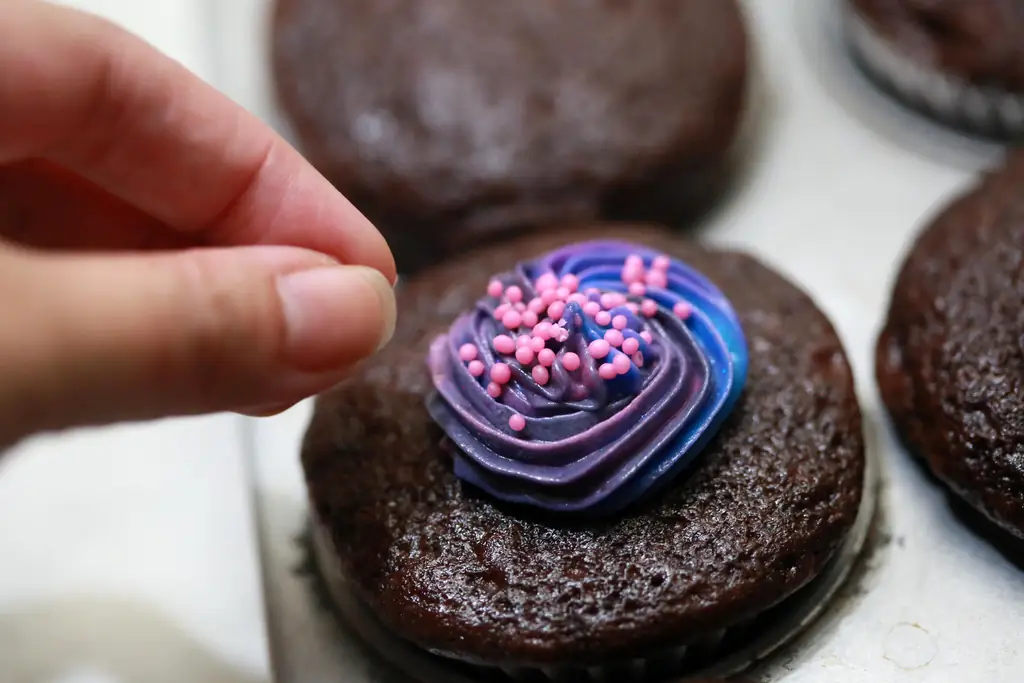 Как приготовить шоколадные кексы (с иллюстрациями)