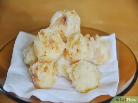 Приготовить жареные сырные шарики Шаг 11