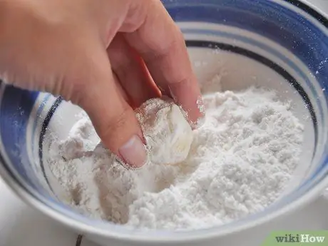 Приготовить жареные сырные шарики Шаг 8