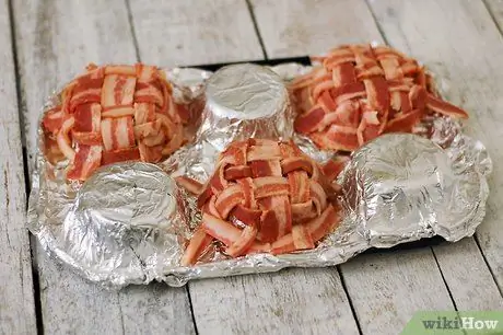 Приготовьте чашки с беконом, шаг 4