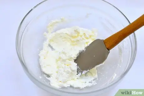 Сделайте шарик из дымного сыра, шаг 2