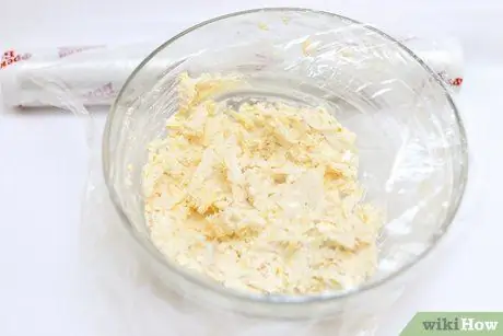 Сделайте шарик из дымного сыра Шаг 4