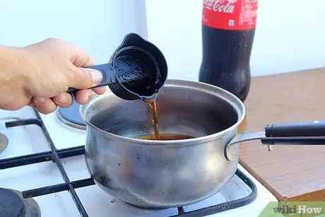 Сделайте рюмки из рома и кока-колы, желе, шаг 1