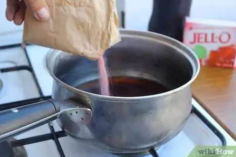 Сделайте рюмки из рома и кока-колы, желе, шаг 2