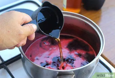 Сделайте рюмки из рома и кока-колы, желе Шаг 3