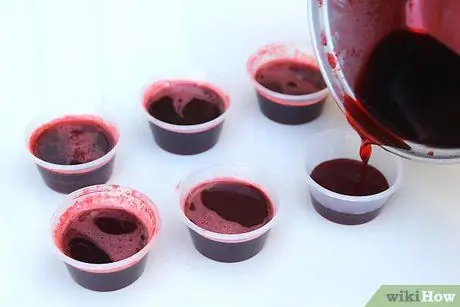 Сделайте рюмки из рома и кока-колы, желе Шаг 4