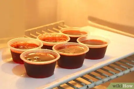 Сделайте рюмки из рома и кока-колы, желе Шаг 5