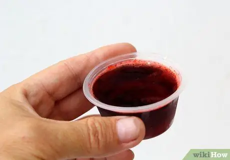 Сделайте рюмки из рома и кока-колы, желе Шаг 6