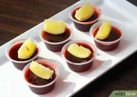 Сделайте рюмки из рома и кока-колы, желе Шаг 7