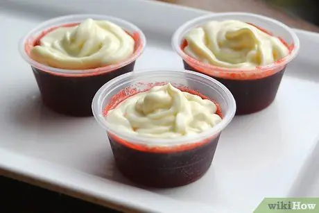 Сделайте рюмки из рома и кока-колы, желе Шаг 8