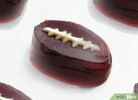 Сделайте рюмки из рома и кока-колы, желе Шаг 9