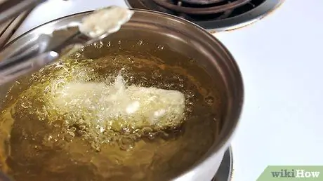 Приготовить жареный батончик сникерс Шаг 4