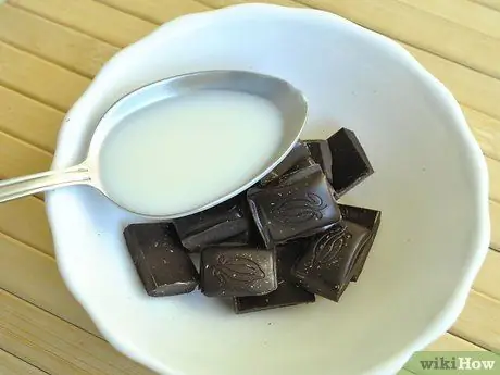 Растопить шоколад с жидкостью Шаг 1