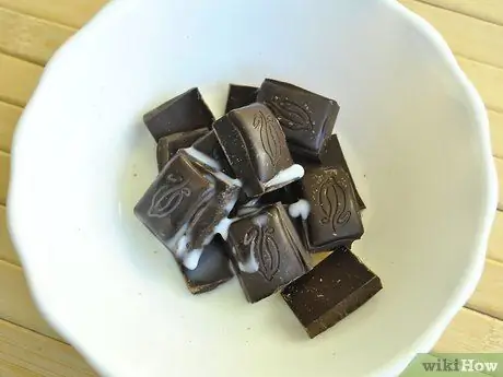 Растопить шоколад с помощью жидкости Шаг 3