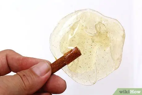 Приготовить обожженные леденцы на палочке Шаг 11