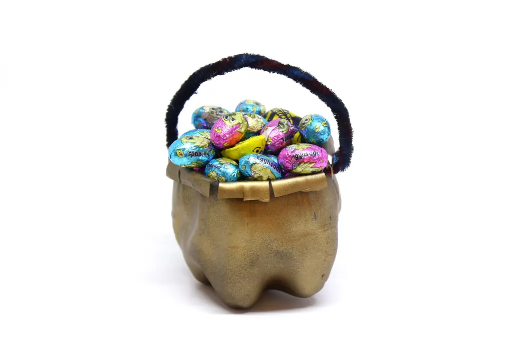 Как сделать горшок из золотых конфет (с иллюстрациями)