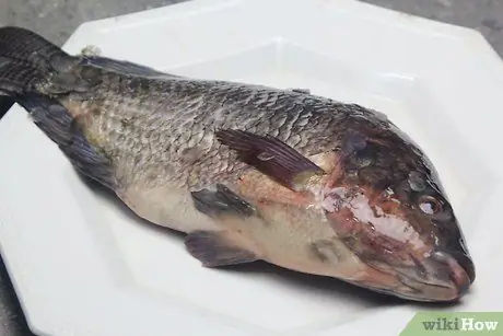 Приготовить или запечь целую рыбу Шаг 10