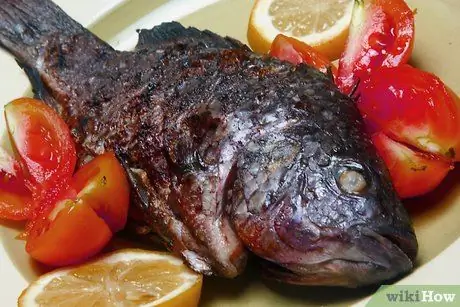 Приготовить или запечь целую рыбу Шаг 17