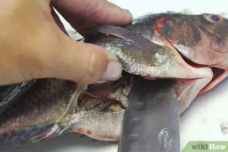 Приготовить или запечь целую рыбу Шаг 2