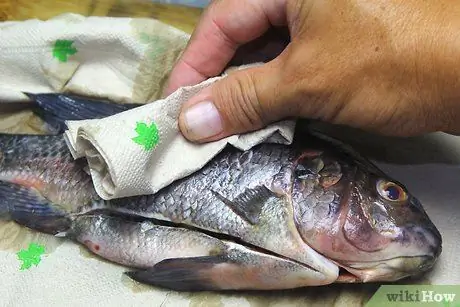 Приготовить или запечь целую рыбу Шаг 3