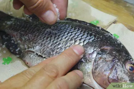 Приготовить или запечь целую рыбу Шаг 4