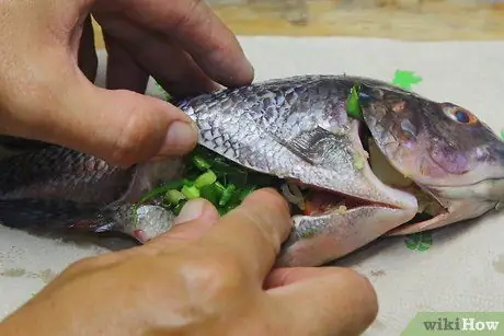Приготовить или запечь целую рыбу Шаг 5
