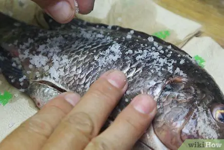 Приготовить или запечь целую рыбу Шаг 6