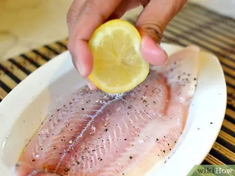 Приготовьте рыбу для рыбных тако Шаг 2