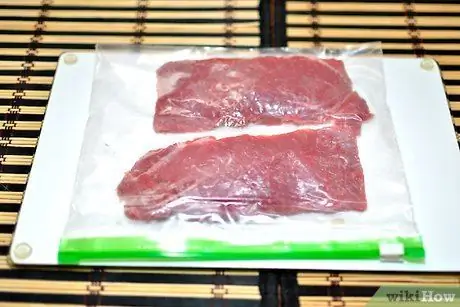 Измельчите мясо до желаемой толщины Шаг 11