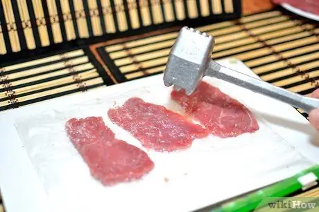 Измельчите мясо до желаемой толщины Шаг 14