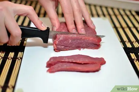 Измельчите мясо до желаемой толщины Шаг 4