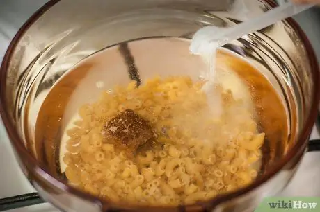 Приготовьте пикантные макароны с томатным соусом, шаг 1