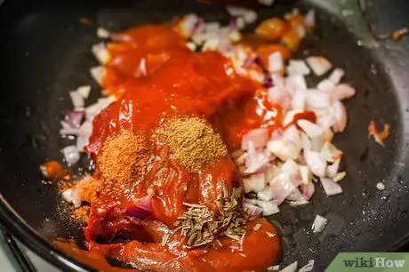 Приготовьте пикантные макароны с томатным соусом Шаг 3