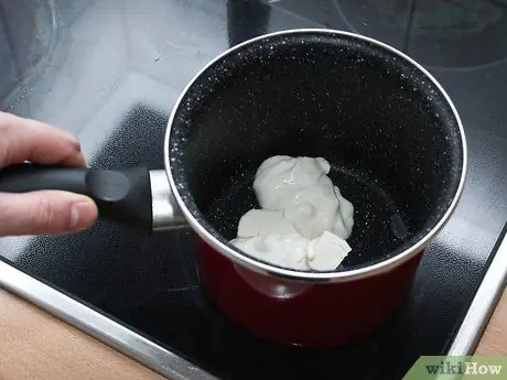 Приготовить соус Альфредо со сливочным сыром Шаг 1