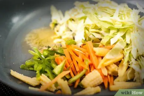 Приготовить китайскую лапшу и овощи Шаг 4