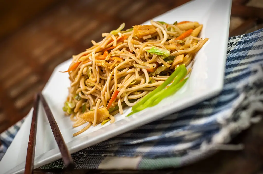 Как приготовить китайскую лапшу и овощи: 7 шагов