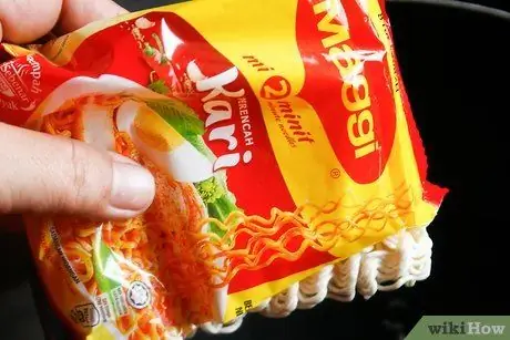 Приготовьте жареную лапшу Магги (малазийский стиль мамак) Шаг 1