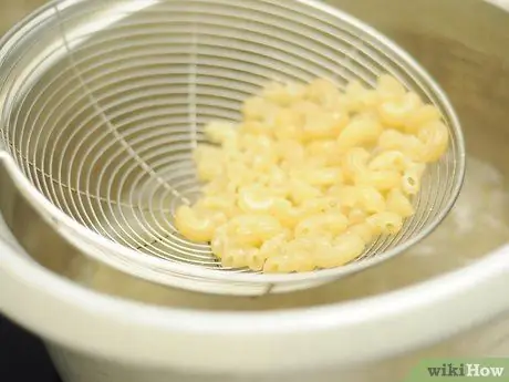 Сделайте лучшую домашнюю пасту с тунцом Шаг 7