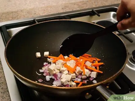 Жарить овощи, перемешивая, шаг 13