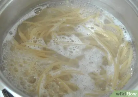 Сделайте миску с лососевой лапшой, шаг 2