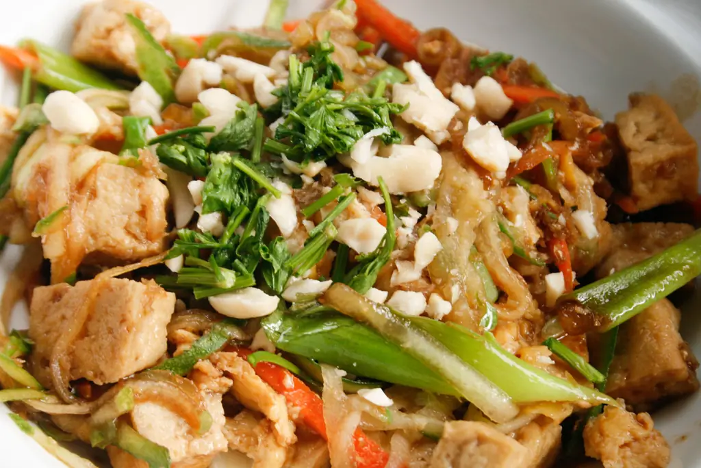 Как приготовить пад тайский зудл (с иллюстрациями)