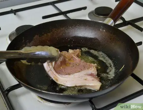 Готовьте свиные отбивные на плите Шаг 3