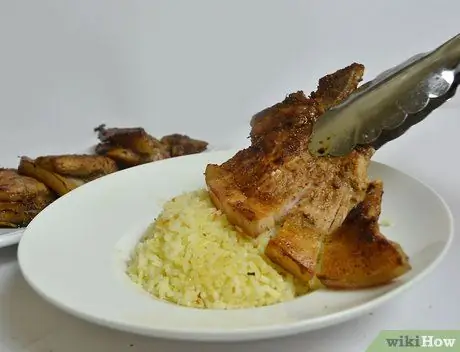 Готовьте свиные отбивные на плите Шаг 5