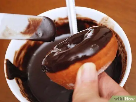 Приготовить пончики в шоколадной глазури Шаг 9