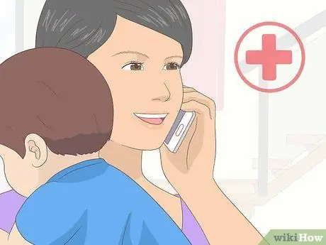 Заставьте ребенка держать свою бутылку Шаг 4