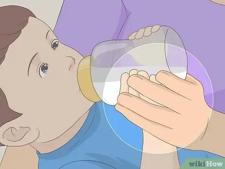 Заставьте ребенка держать свою бутылку Шаг 5