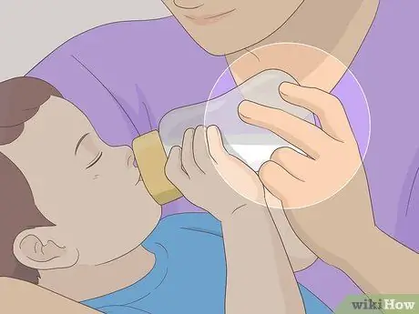 Заставьте ребенка держать свою бутылку Шаг 7