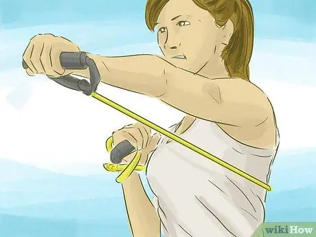 Тренируйте грудные мышцы с помощью эспандера Шаг 4