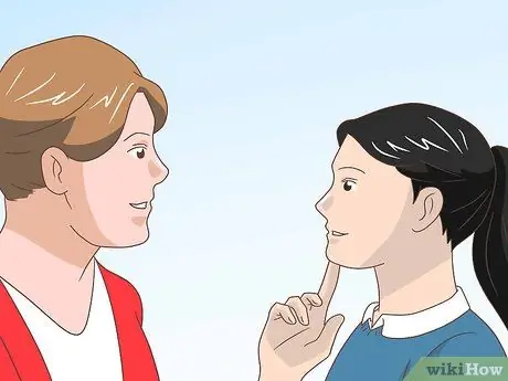 Попросите учителя посидеть рядом с другом Шаг 1